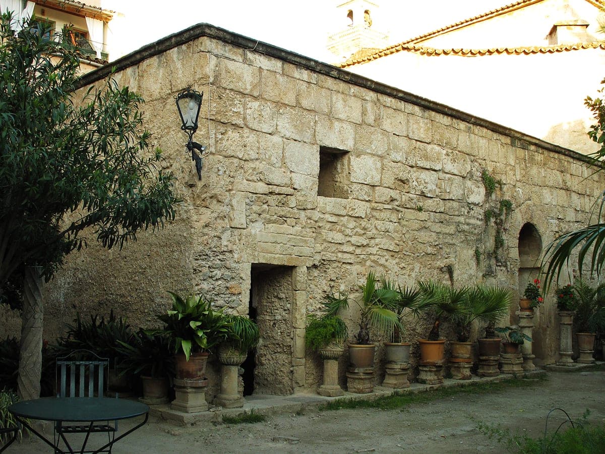 Grădina cu palmieri în ghivece din curtea băilor arabe din Palma.