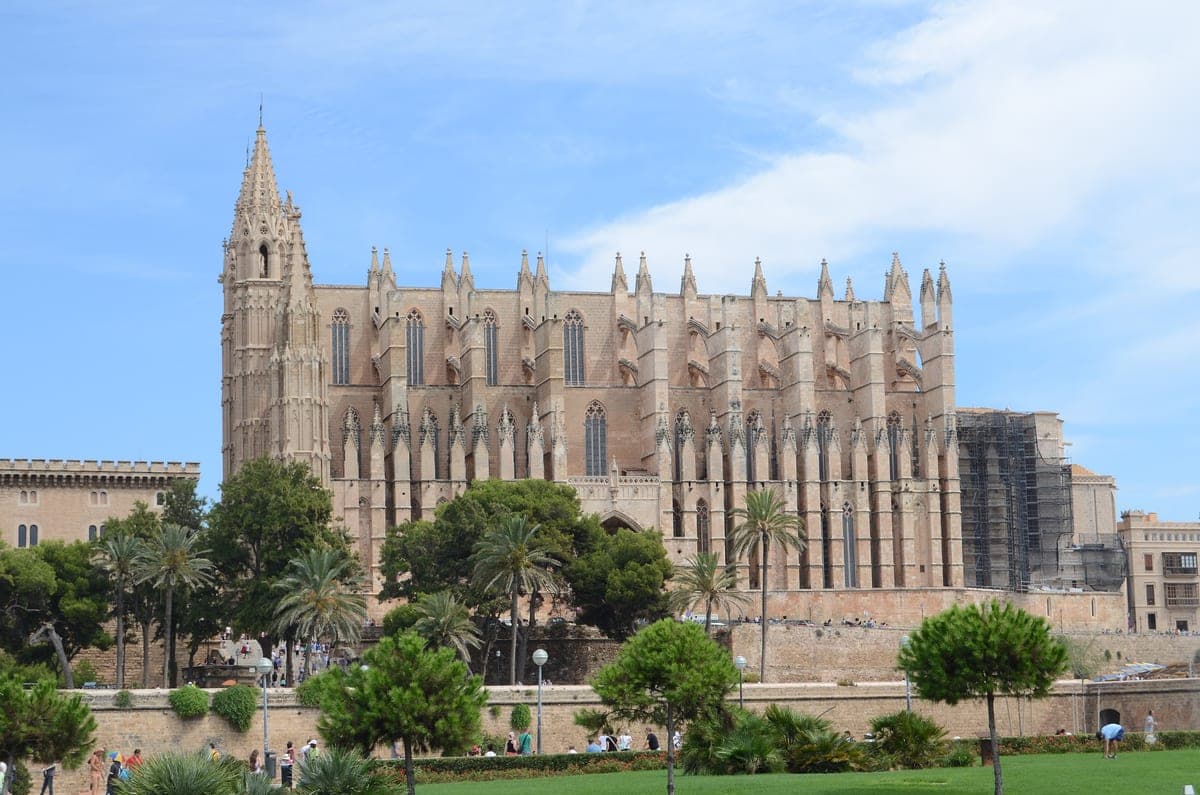 Fațada dinspre mare a catedralei Santa María din Palma.