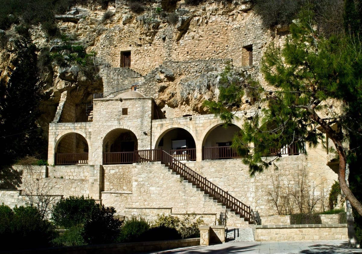 Mănăstirea Agios Neophytos, cu chilia săpată în stâncă.