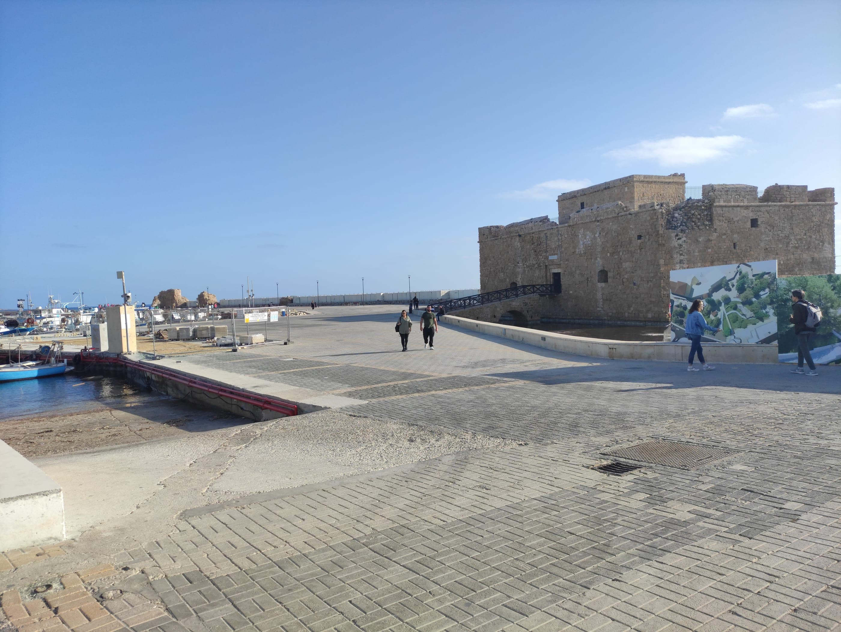 Castelul din Pafos, la capătul digului din portul vechi.
