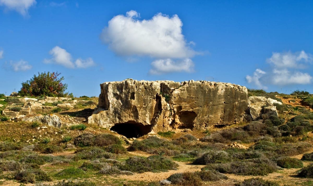 Morminte săpate în stâncă la necropola din Pafos.