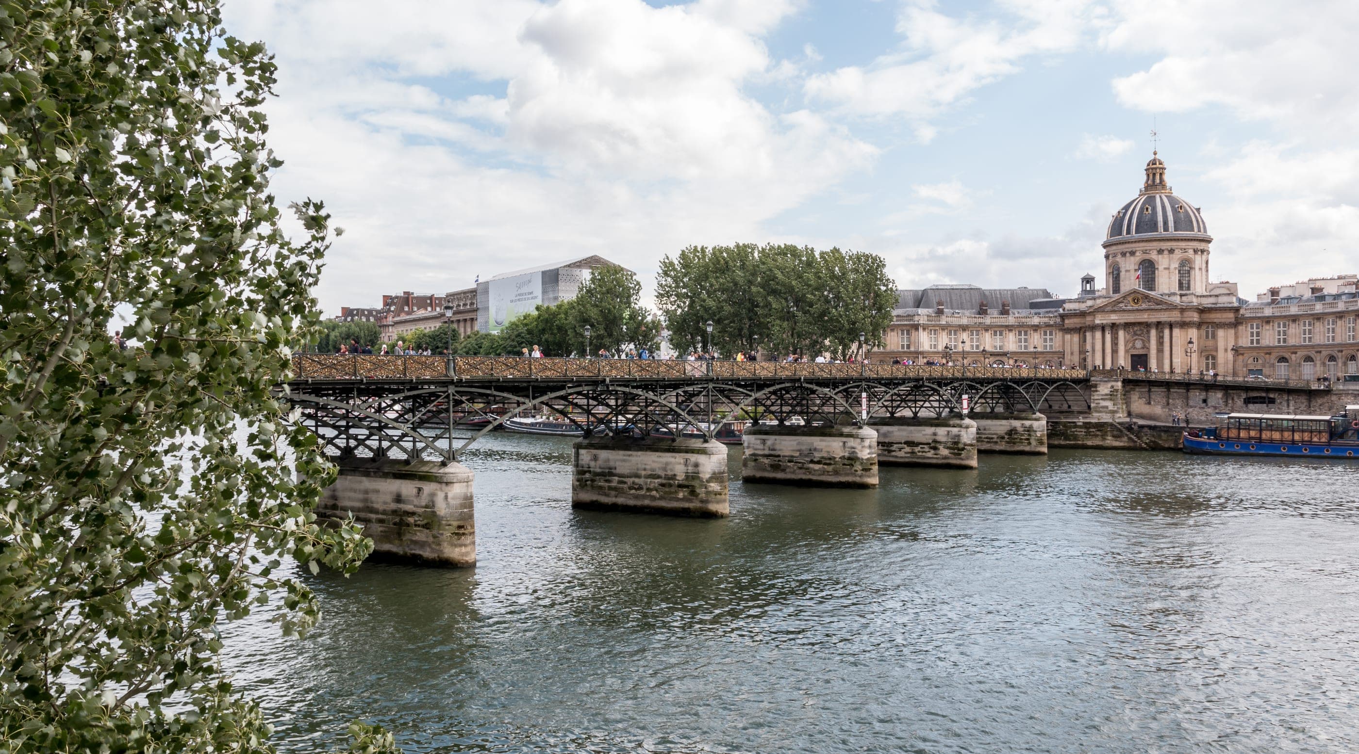 Pont des Arts peste Sena, cu Institut de France în capăt.