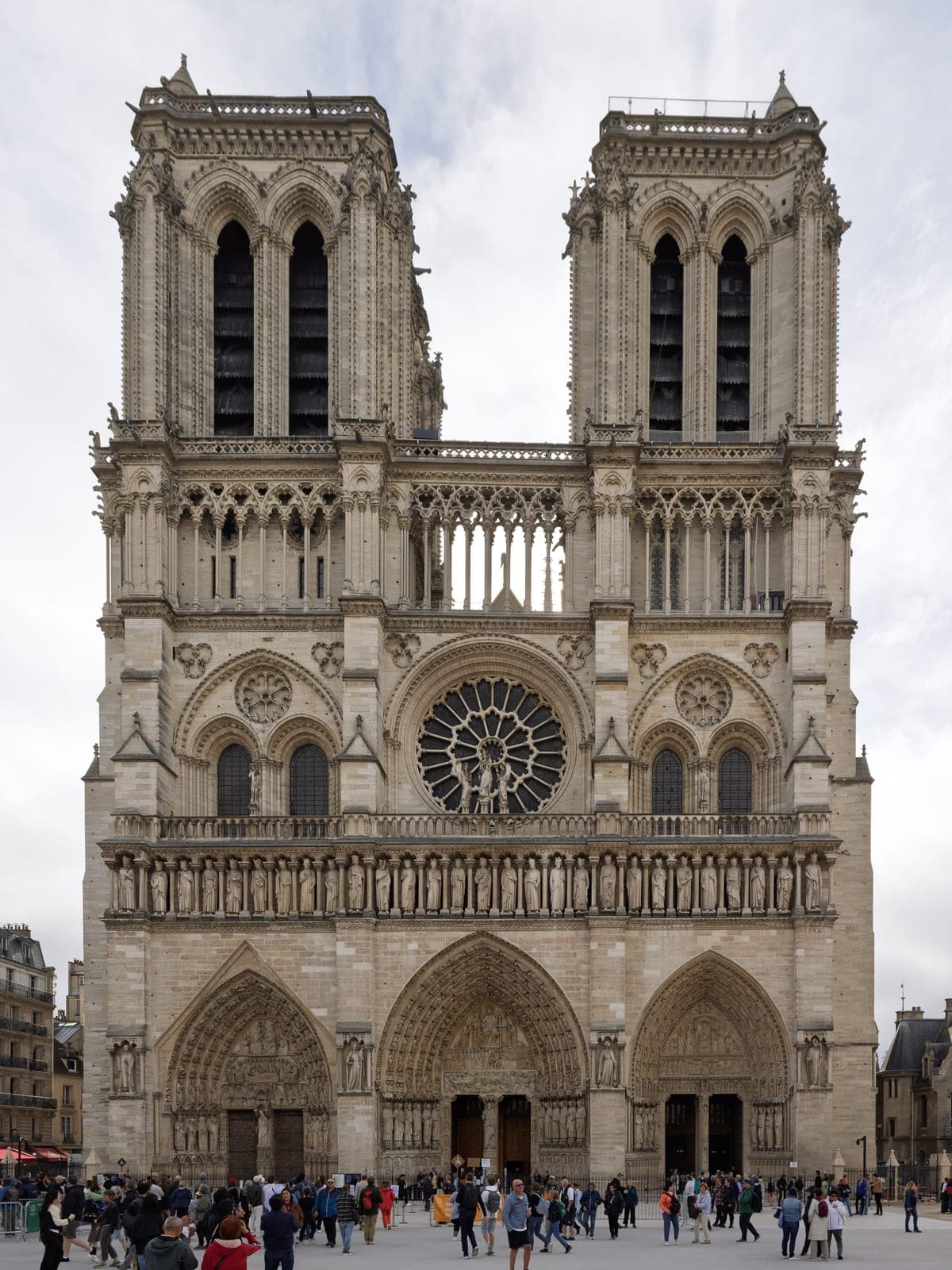 Faţada de vest a catedralei Notre-Dame, cu cele două turnuri, în 2025.