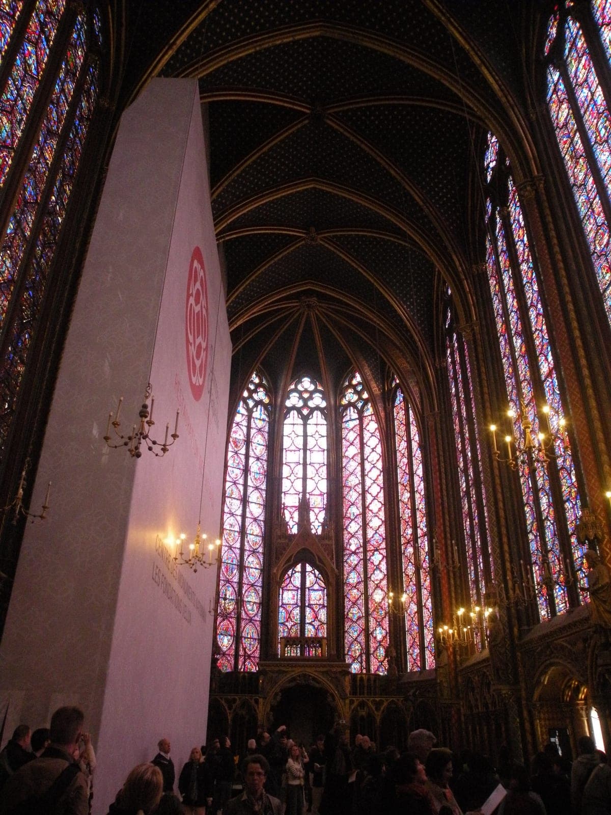 Capela de sus a Sainte-Chapelle, cu vitraliile înalte care ţin loc de pereţi.
