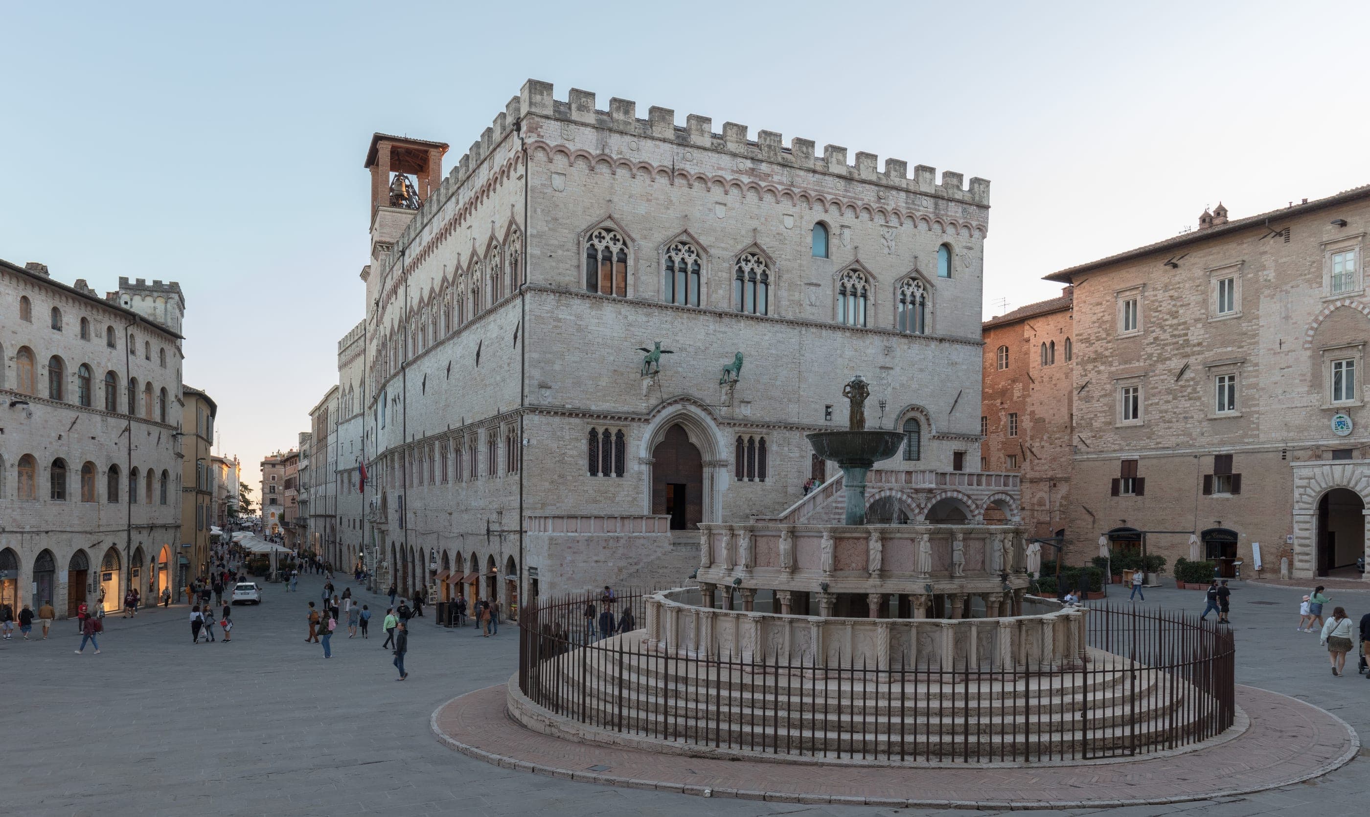 Piazza IV Novembre din Perugia, cu Palazzo dei Priori și Fontana Maggiore.