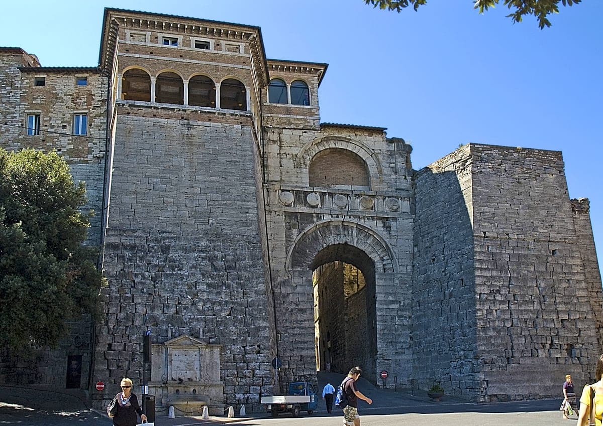 Arcul Etrusc din Perugia, cu cele două turnuri trapezoidale.