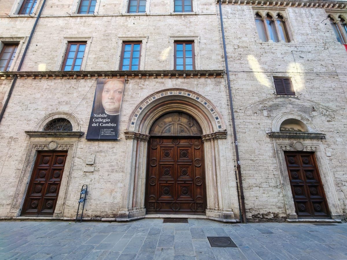 Fațada Nobile Collegio del Cambio, pe Corso Vannucci.