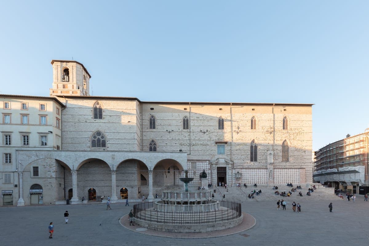 Latura catedralei San Lorenzo, spre Piazza IV Novembre.