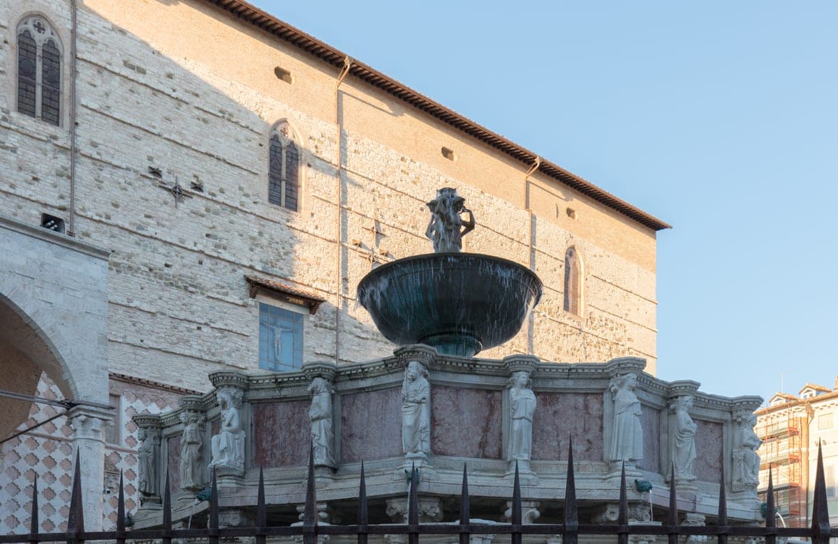 Fontana Maggiore din Perugia, cu cele două bazine sculptate.