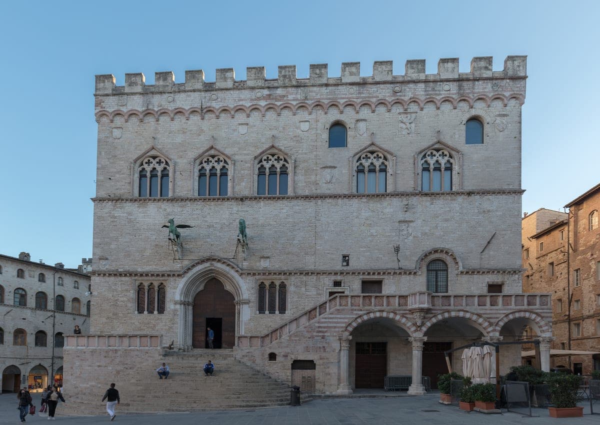 Palazzo dei Priori din Perugia, cu scara în evantai și portalul gotic.