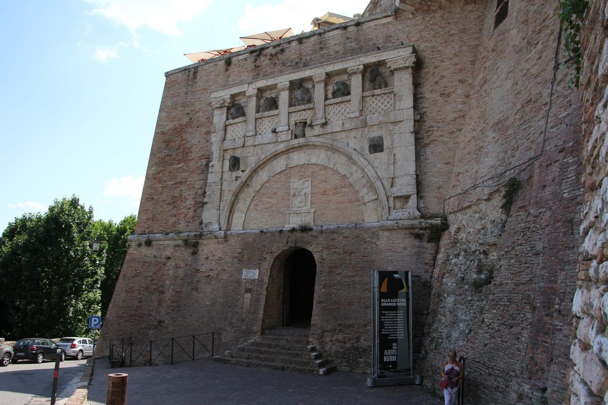 Porta Marzia, poarta etruscă zidită în fațada Roccăi Paolina.