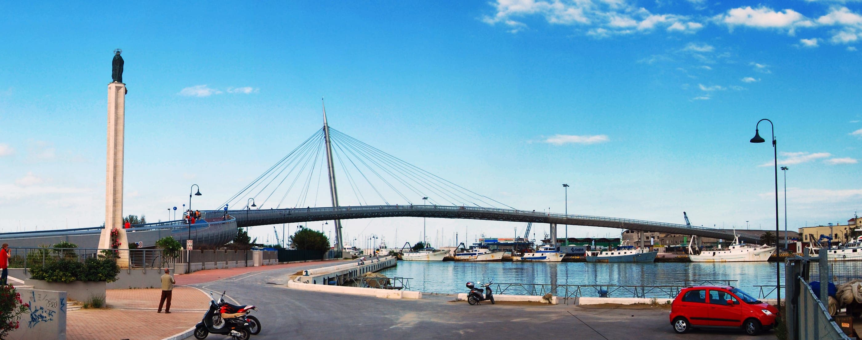 Ponte del Mare peste gura râului Pescara, văzut dinspre port.