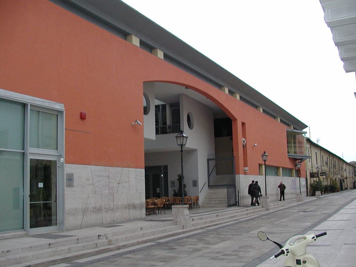 Clădirea portocalie a Muzeului Genti d'Abruzzo, în orașul vechi.