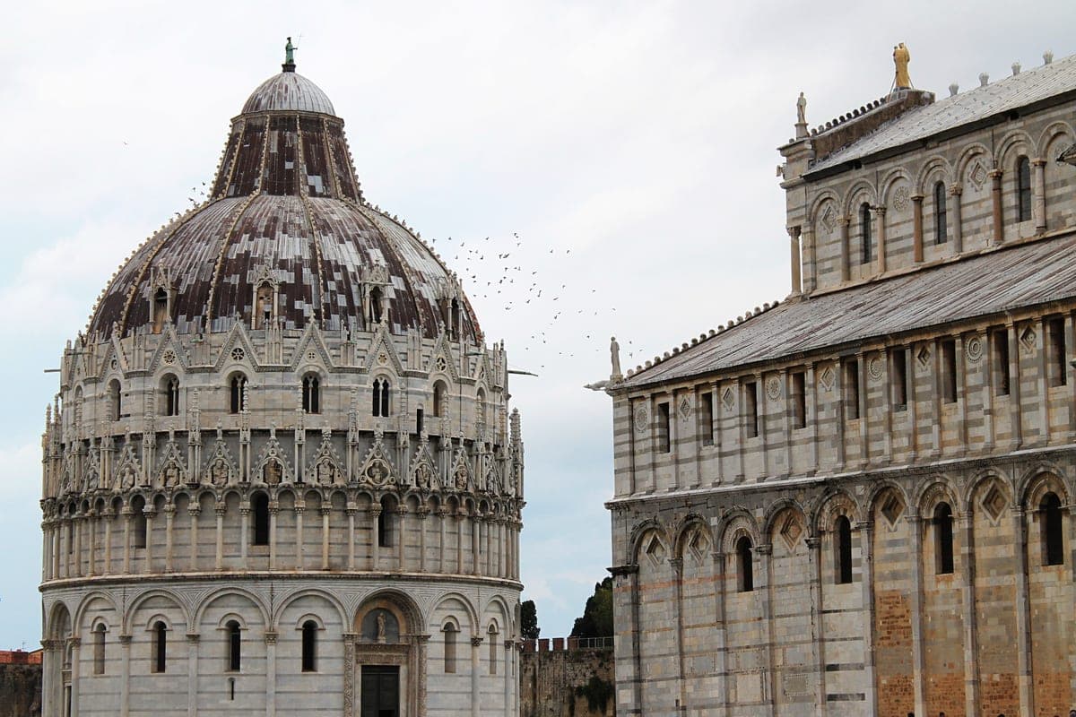 Baptisteriul din Pisa, cu cupola lui, lângă fațada Catedralei.