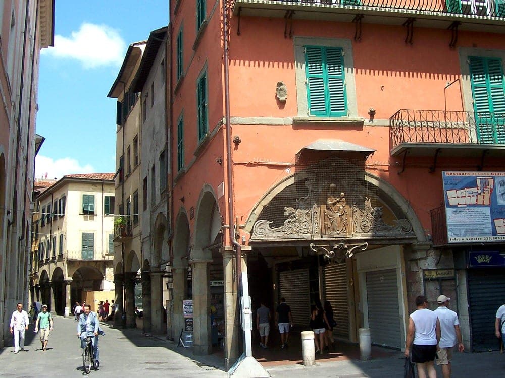 Borgo Stretto din Pisa, cu arcadele de la parterul caselor.