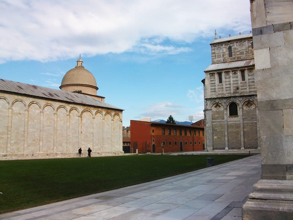 Zidul lung de marmură al Camposanto din Piazza dei Miracoli.