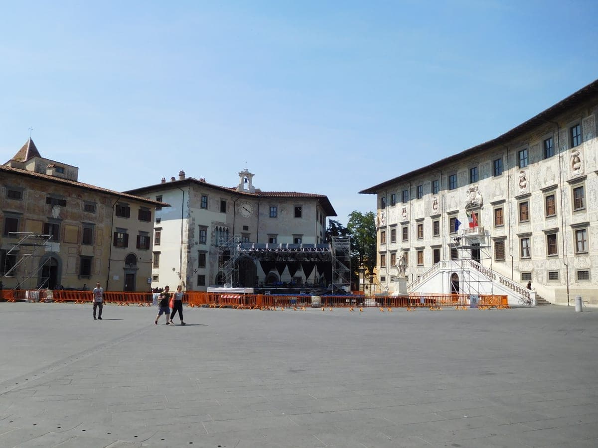 Piazza dei Cavalieri din Pisa, cu Palazzo della Carovana în dreapta.