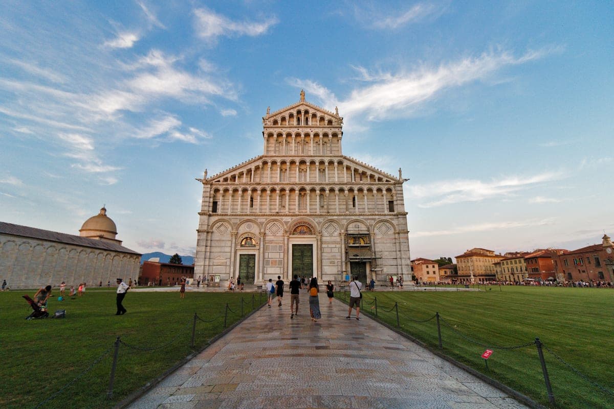 Fațada Catedralei din Pisa, cu aleea din Piazza dei Miracoli.