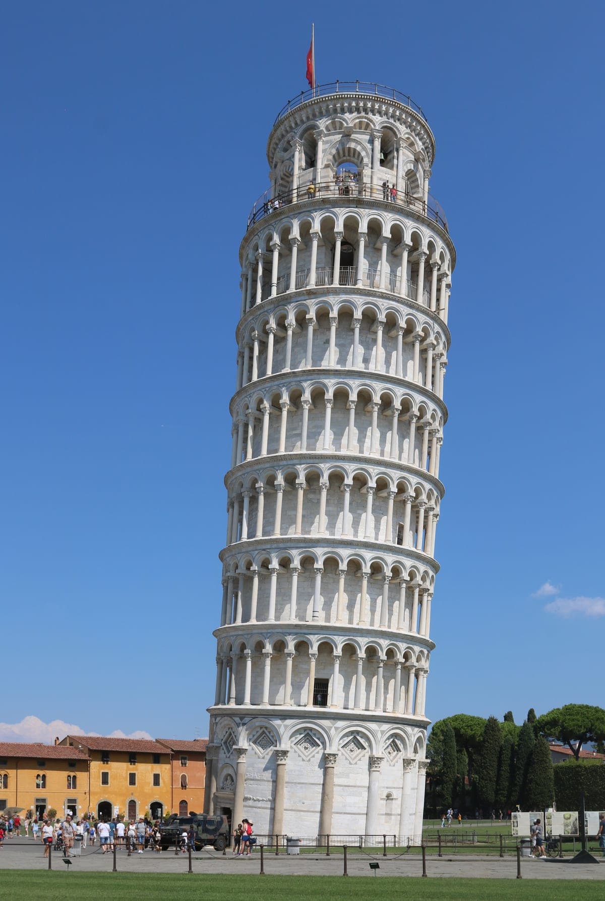Turnul înclinat din Pisa, văzut din Piazza dei Miracoli.