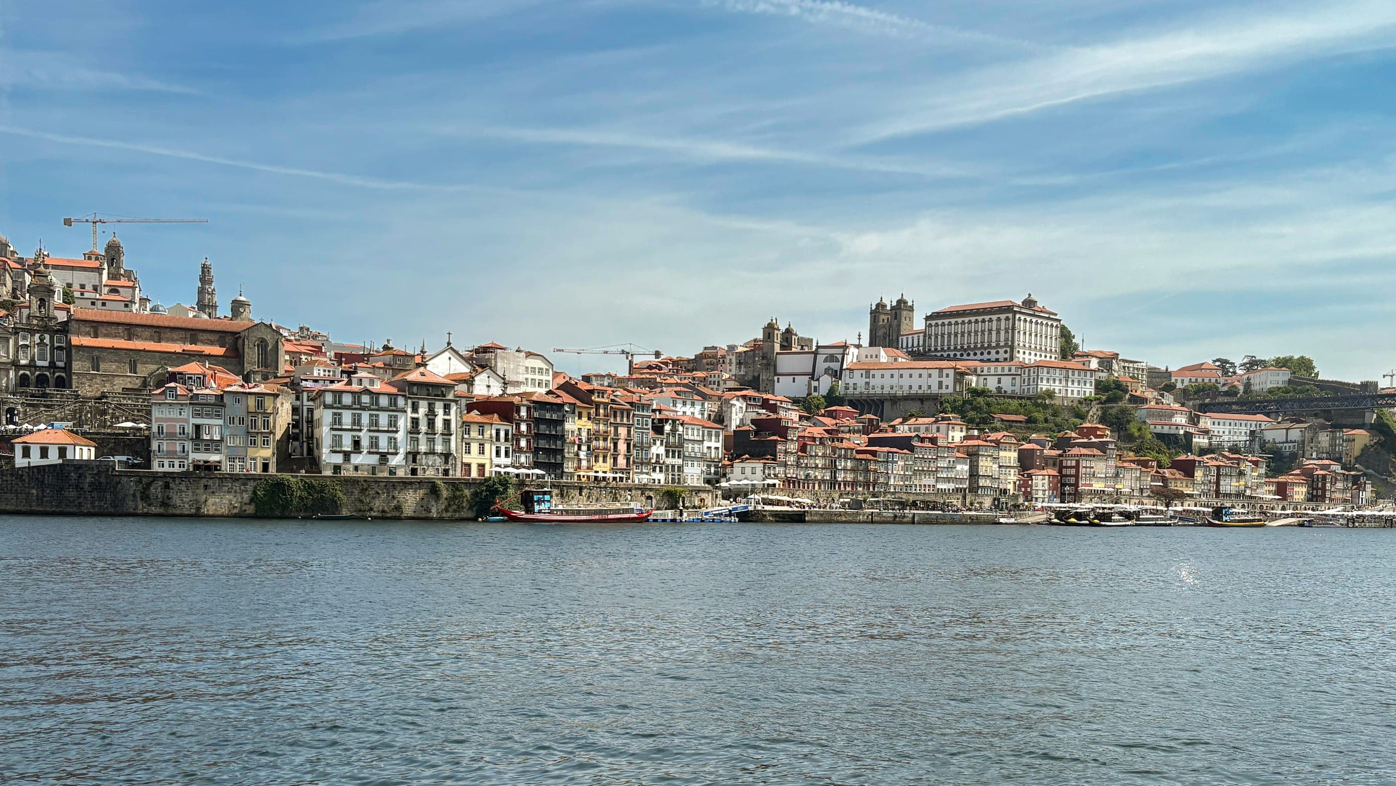 Cartierul Ribeira și turnurile catedralei, văzute de pe malul celălalt al râului Douro.