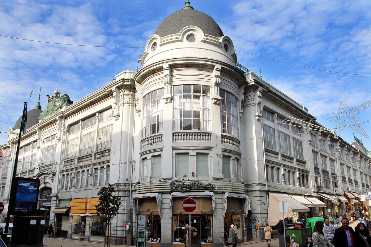 Fațada de colț a clădirii Mercado do Bolhão.
