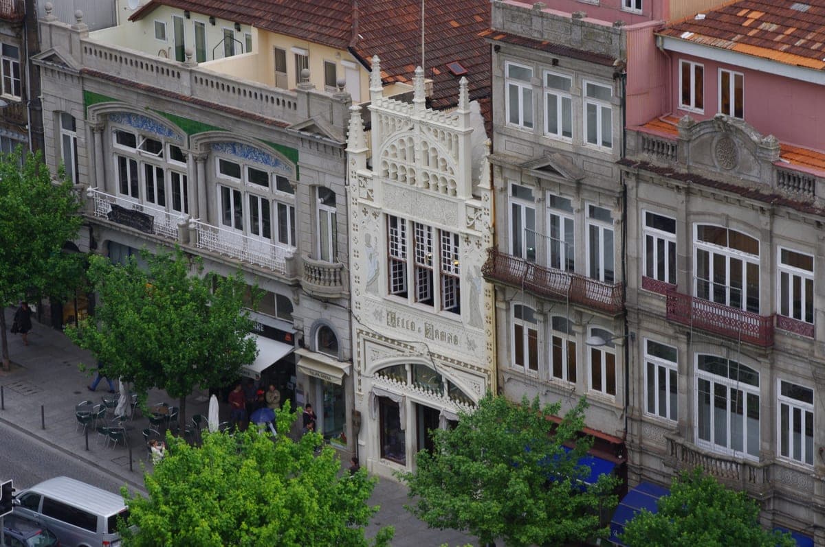 Fațada neogotică a Livrariei Lello, pe Rua das Carmelitas.