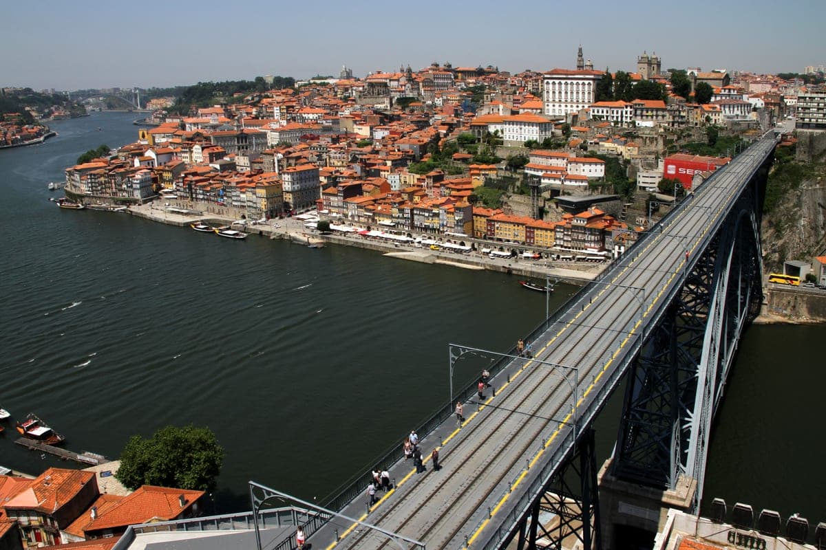 Tablierul de sus al podului Luís I, cu Ribeira și râul Douro în spate.