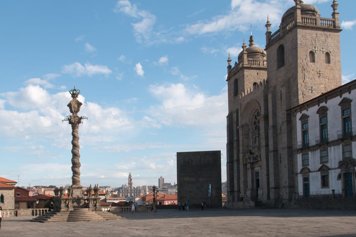 Catedrala din Porto și stâlpul din Terreiro da Sé.