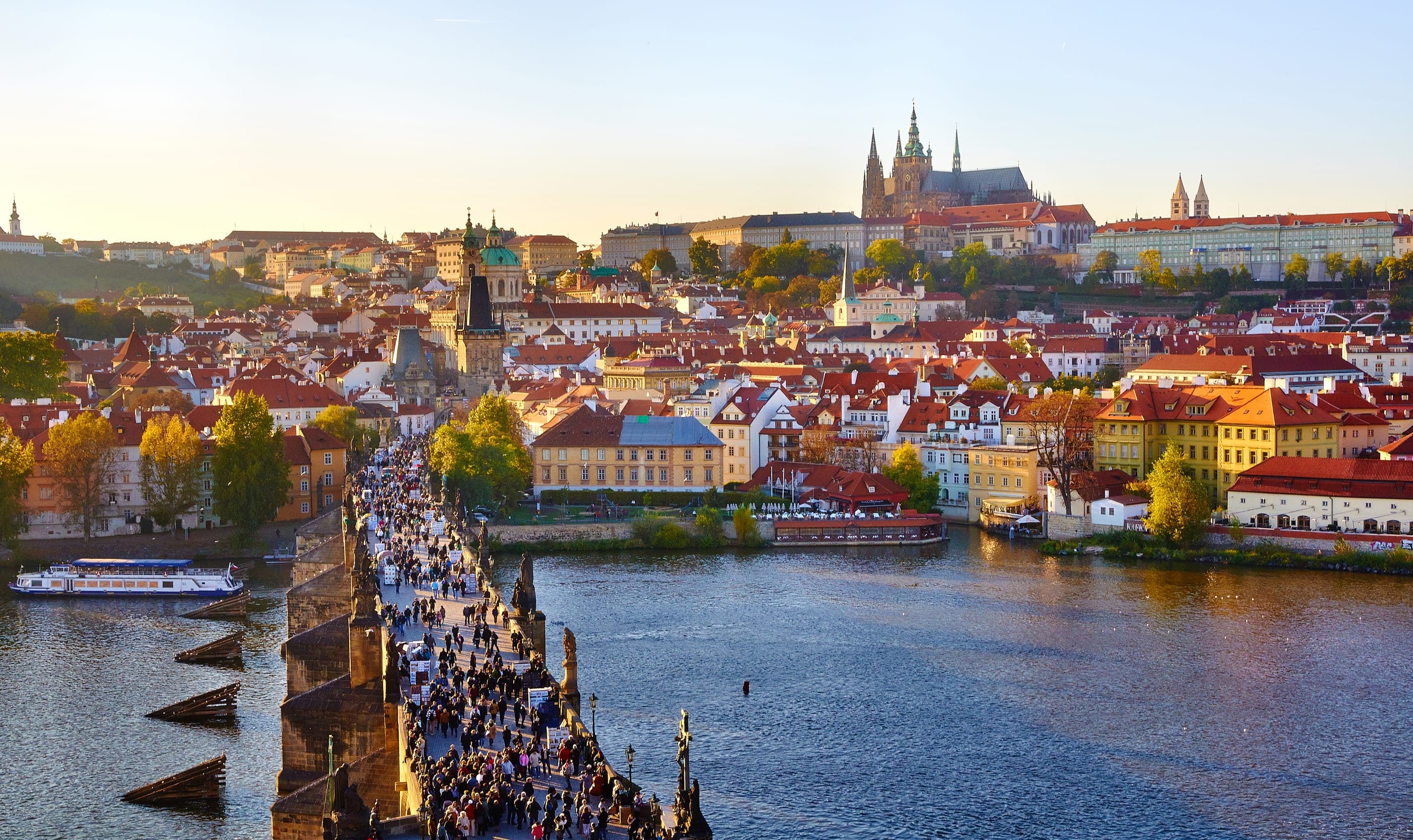 Podul Carol peste Vltava, cu Malá Strana și Castelul Praga în spate.