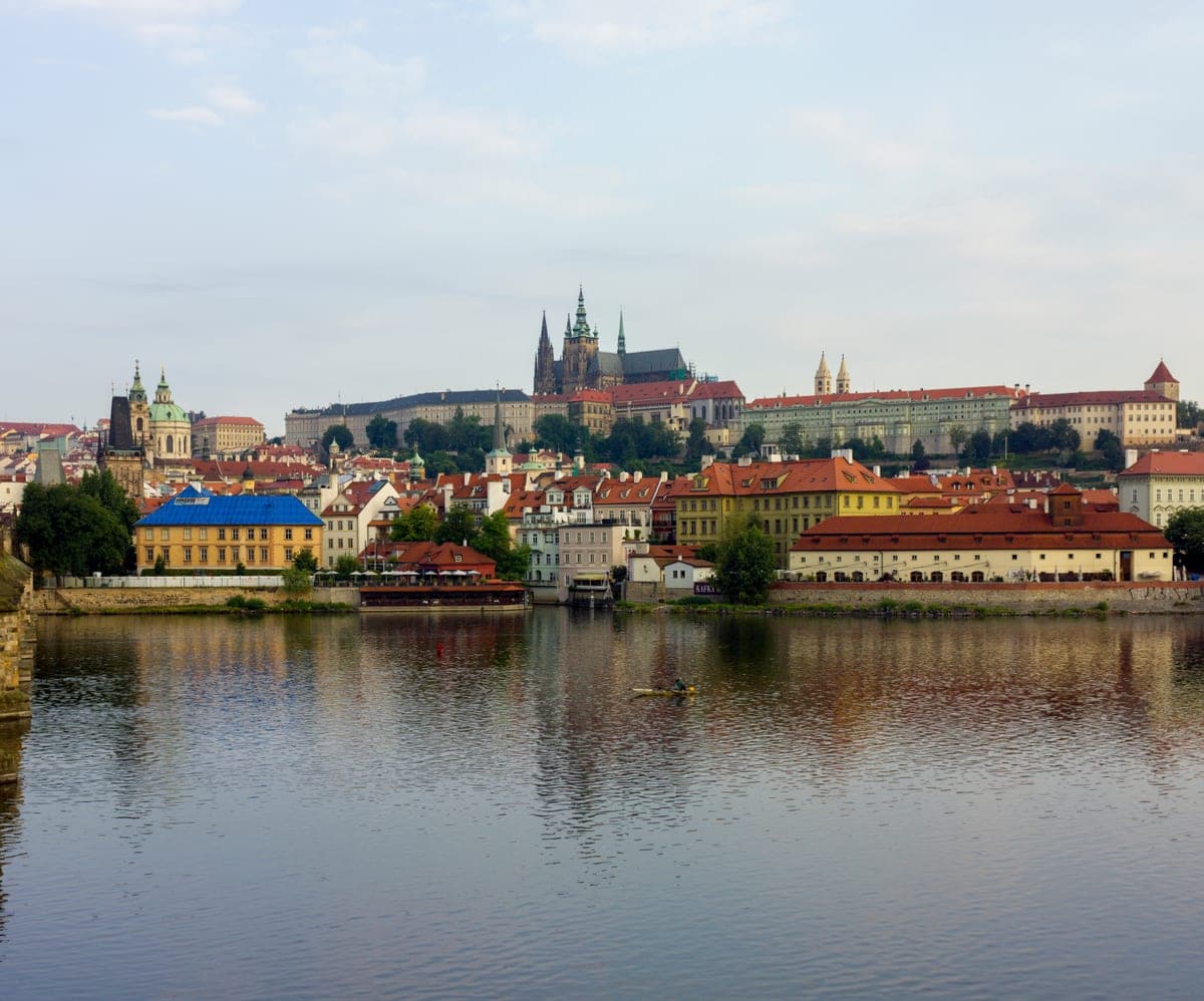 Castelul Praga și Catedrala Sfântul Vitus deasupra Malei Strana, văzute de peste Vltava.