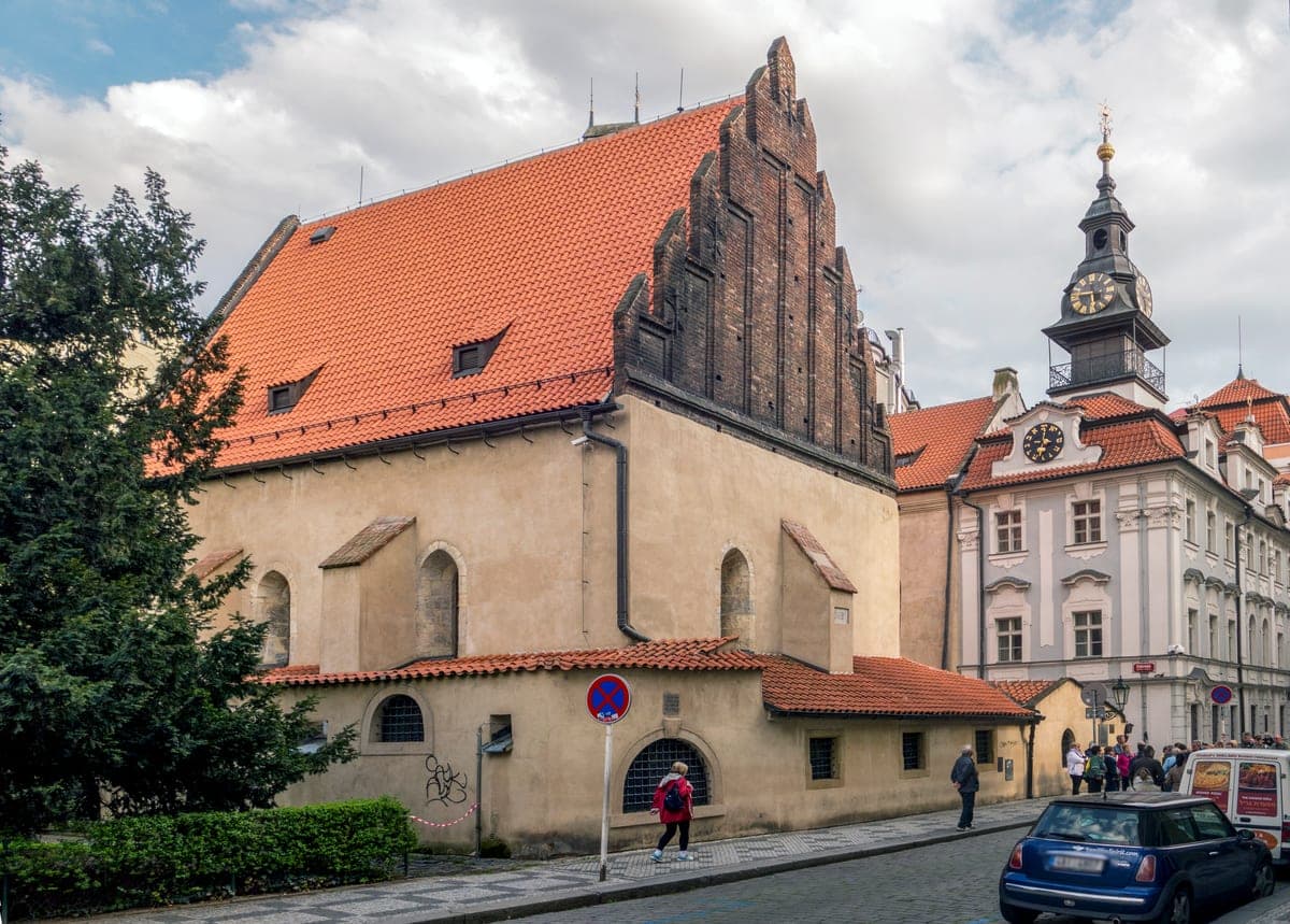 Sinagoga Veche-Nouă din Josefov, cu acoperișul ei în trepte, văzută din stradă.