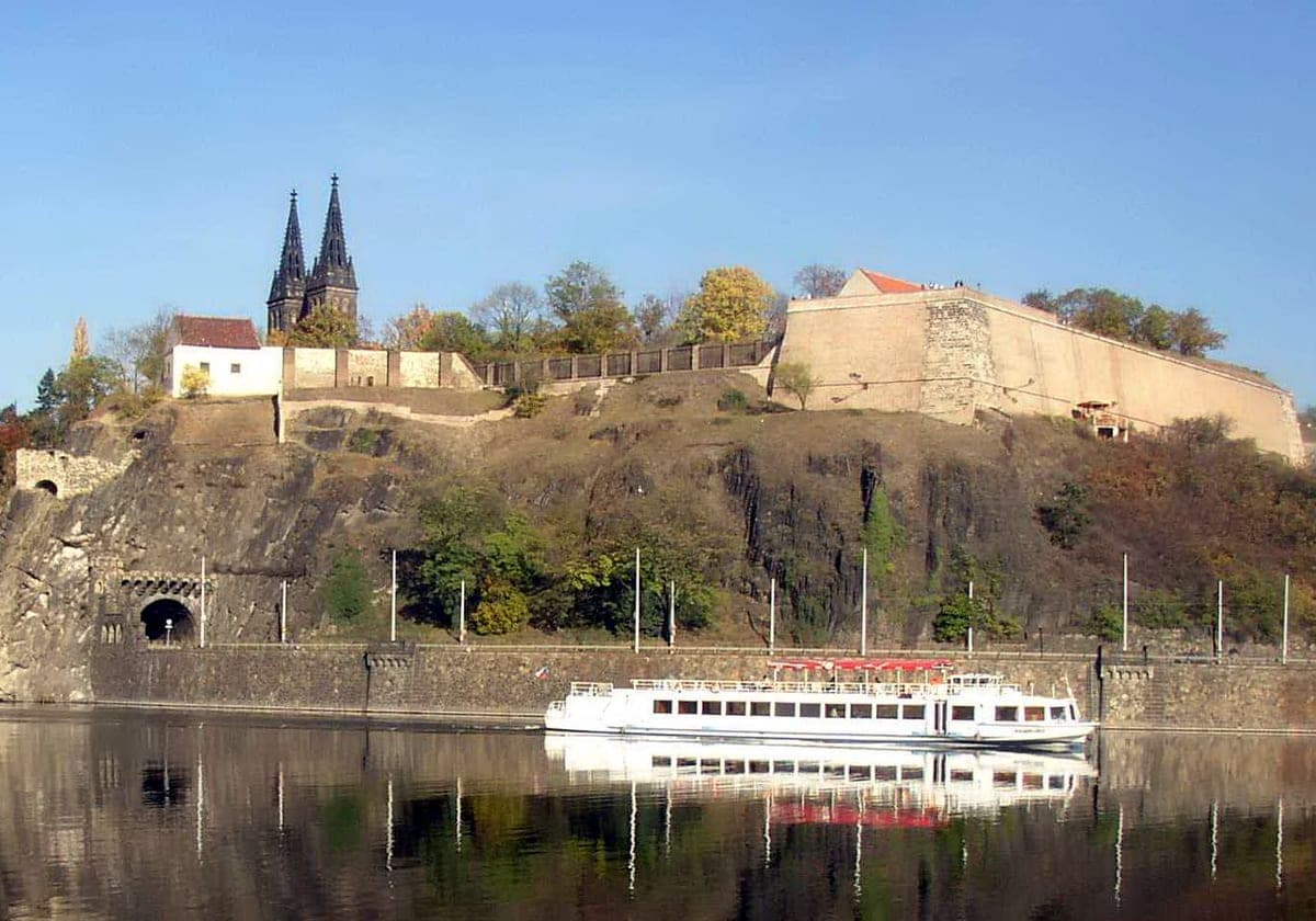 Cetatea Vyšehrad pe stânca de deasupra Vltavei, cu turlele bisericii Sfinții Petru și Pavel.