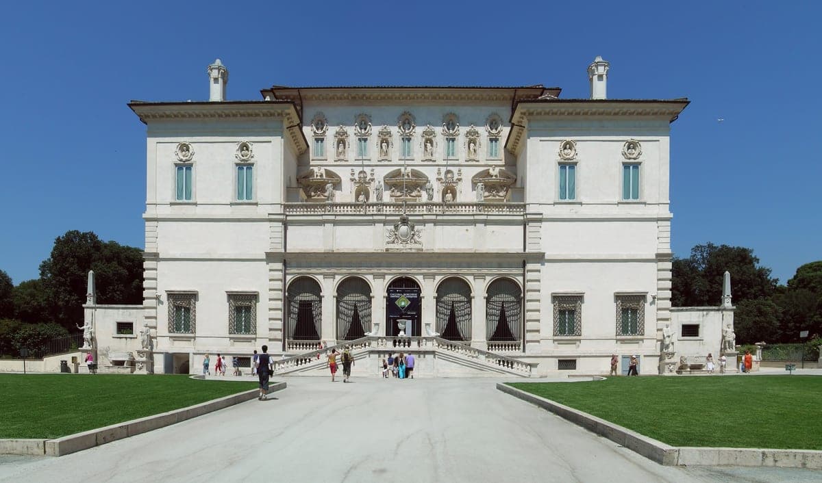 Fațada vilei Galleria Borghese, cu statuile de pe fațadă și peluza din față.