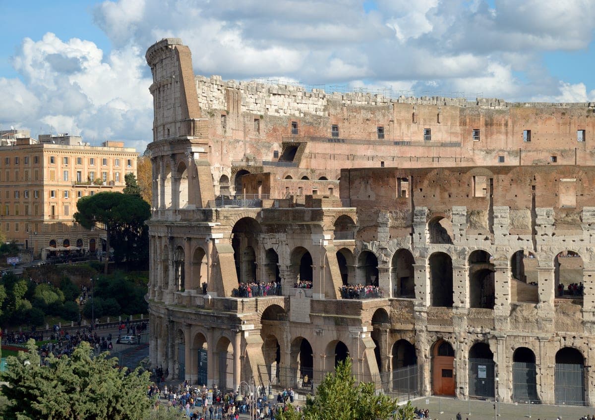 Zidul exterior al Colosseumului, cu arcadele pe trei niveluri.