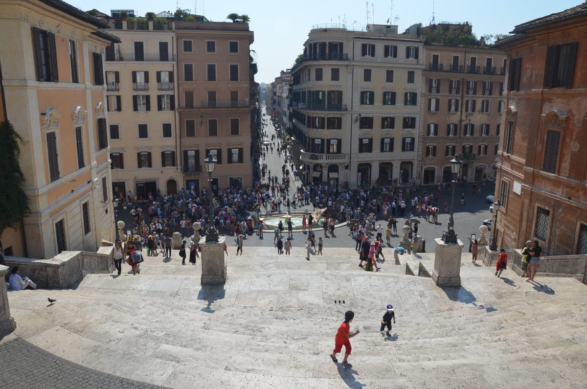 Scara de la Trinità dei Monti văzută de sus, cu Piazza di Spagna și fântâna Barcaccia dedesubt.