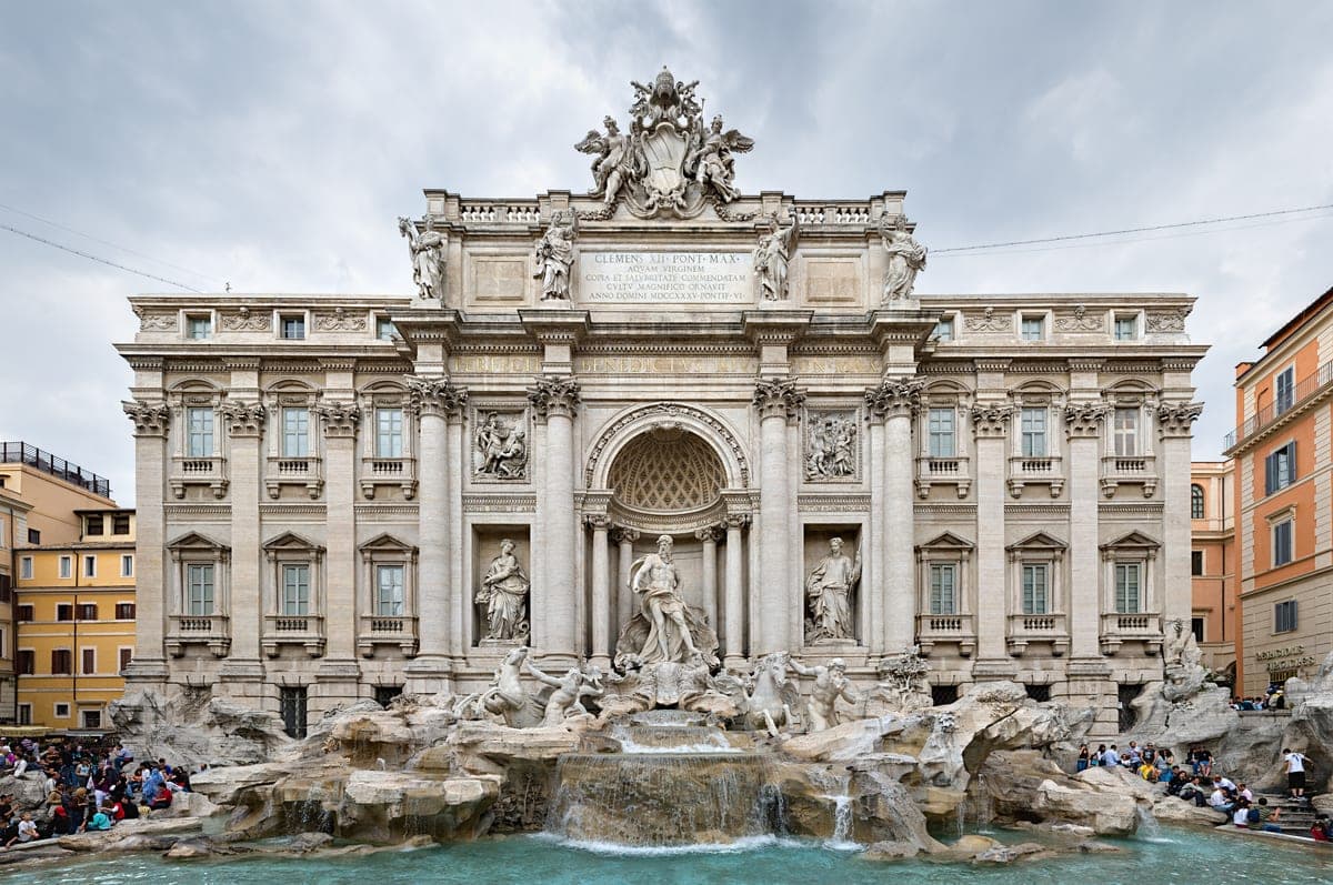 Fontana di Trevi ziua, cu statuia centrală şi bazinul fântânii.