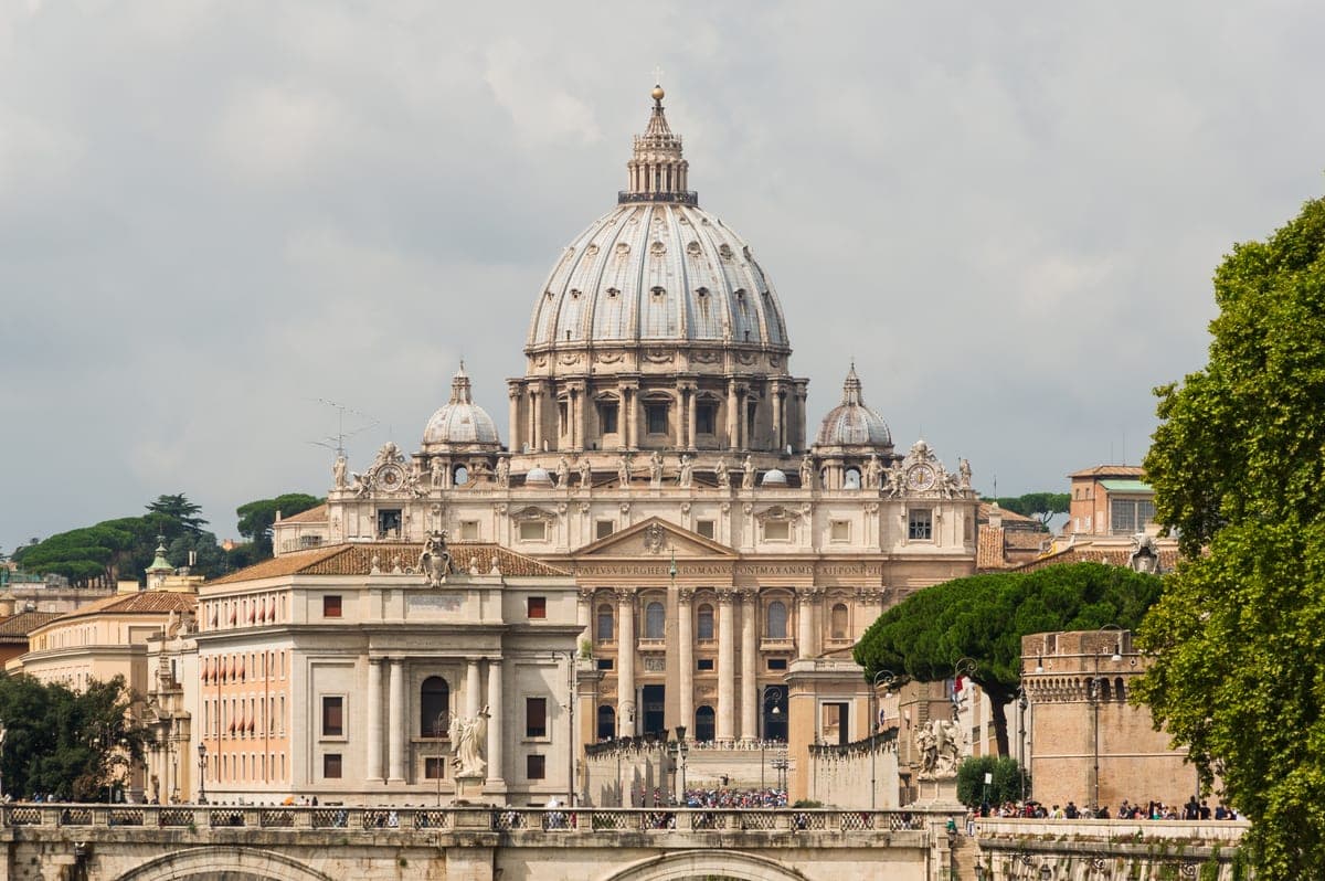 Faţada Bazilicii San Pietro şi cupola, văzute din Piaţa San Pietro.