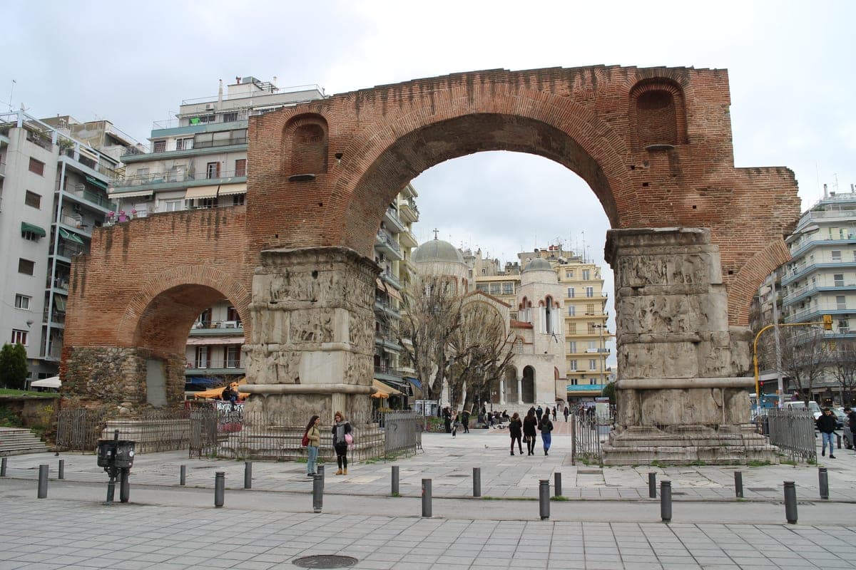 Arcul lui Galerius, pe strada Egnatia din Salonic.