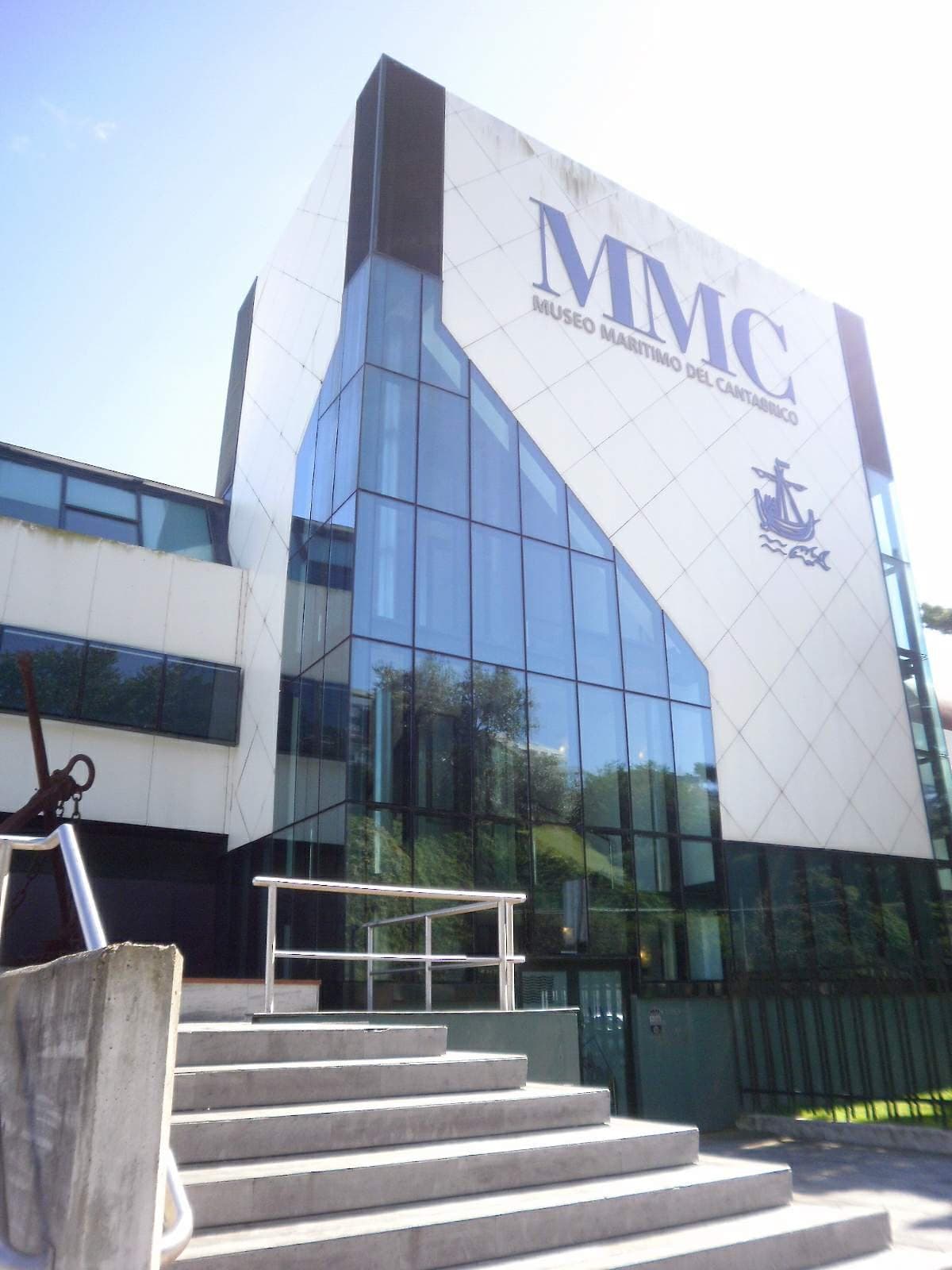 Intrarea Muzeului Maritim al Cantabricului din Santander.