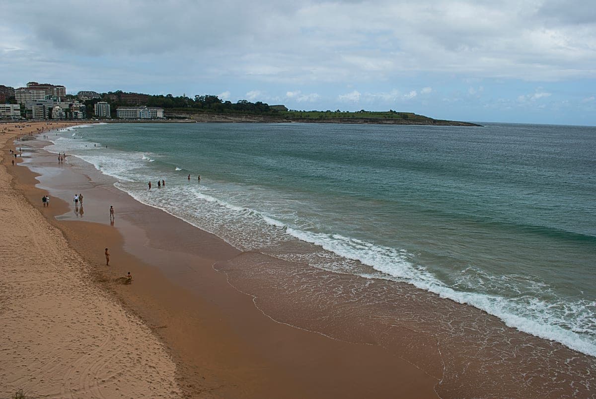 Nisipul și valurile plajei Sardinero din Santander.