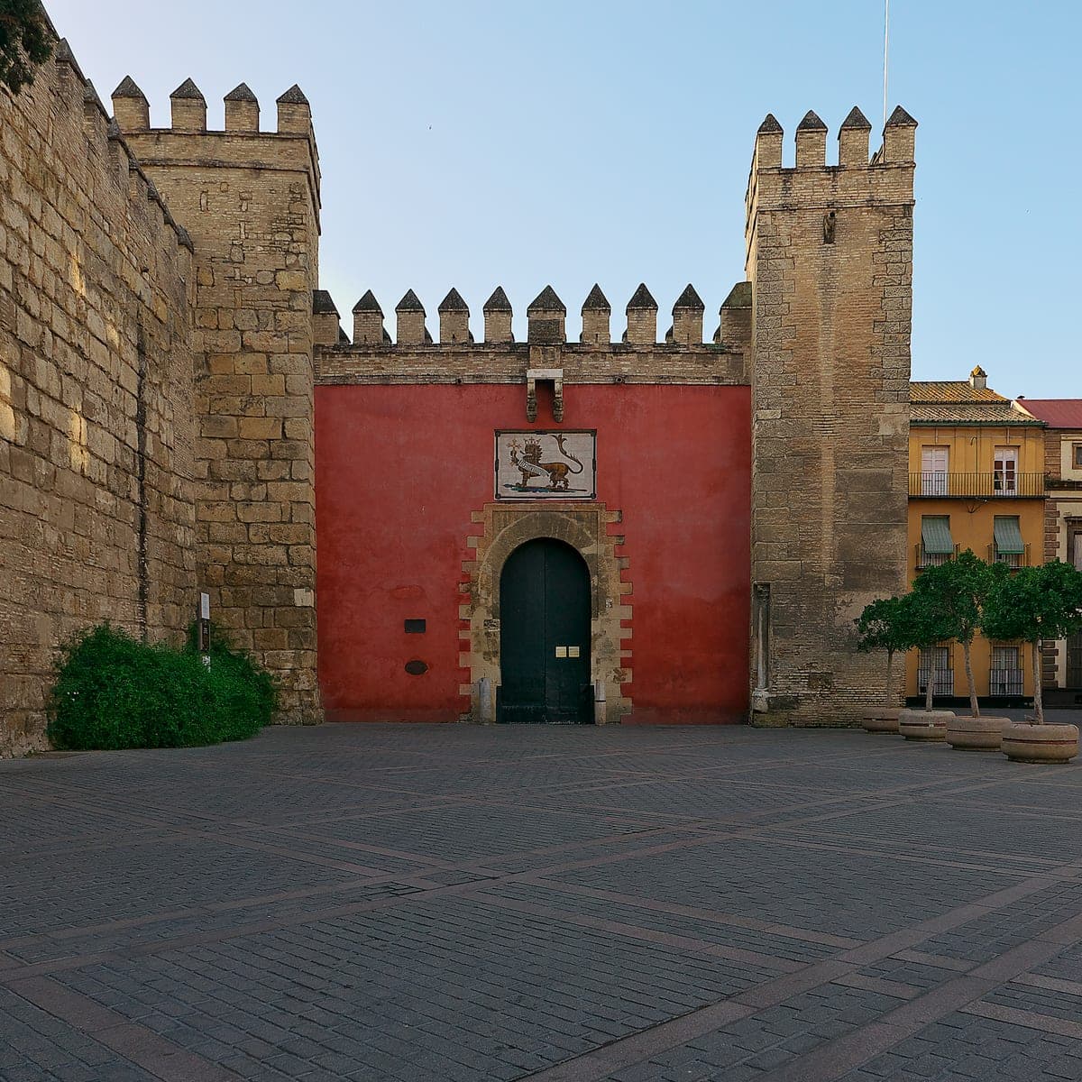 Puerta del León, intrarea principală în Real Alcázar.