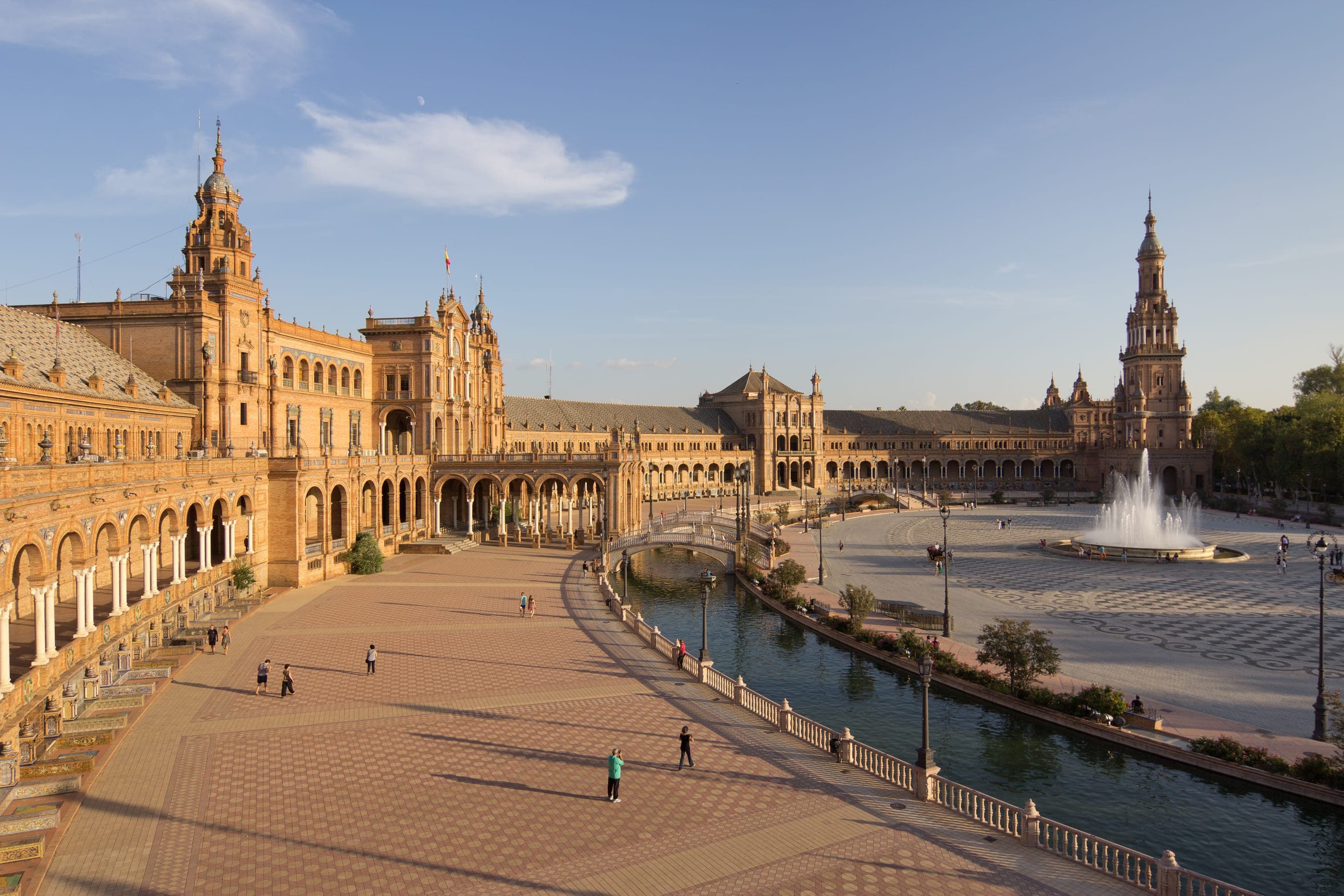 Plaza de España din Sevilla, cu canalul și turnurile ei.