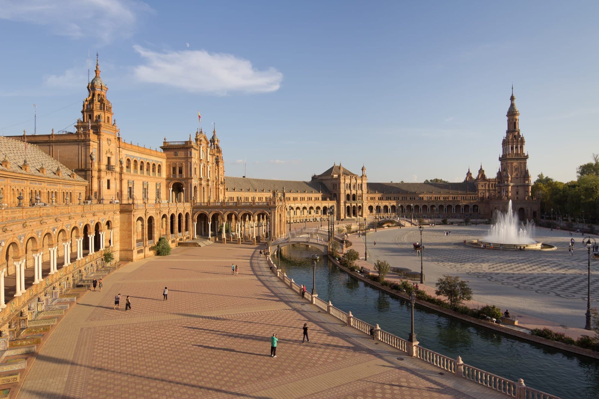 Plaza de España din Sevilla, cu canalul și turnurile ei.