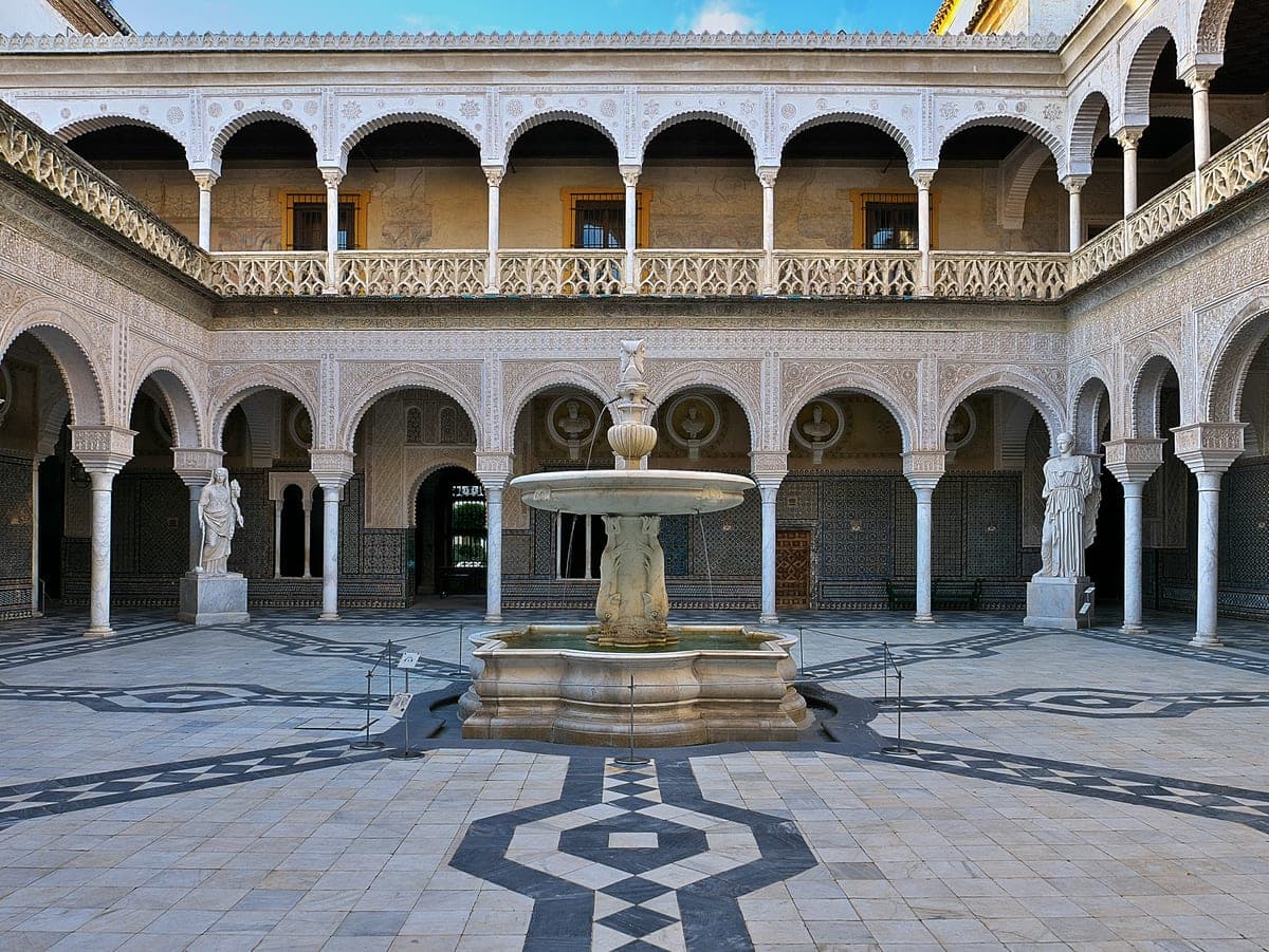 Curtea cu arcade și fântână din Casa de Pilatos.