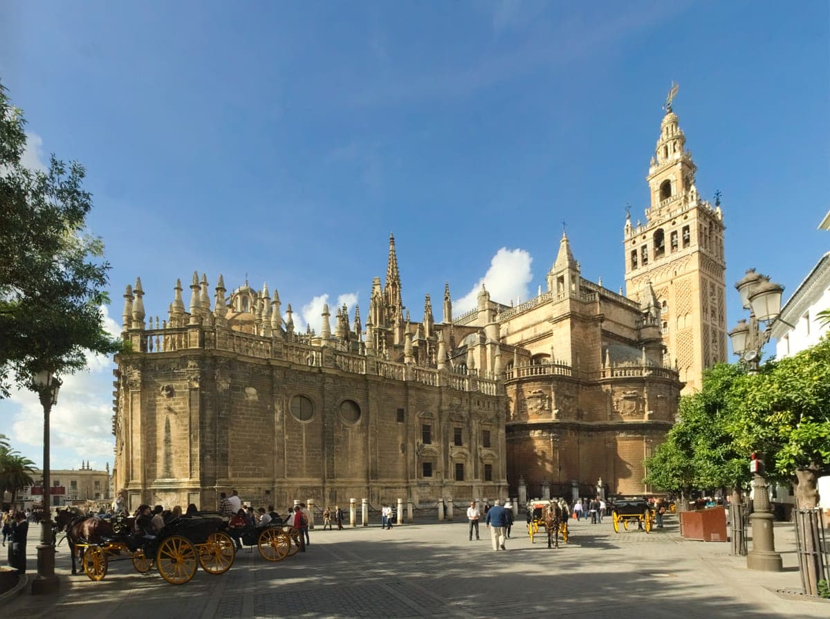 Catedrala Sevillei văzută dinspre sud-est, cu turnul Giralda.