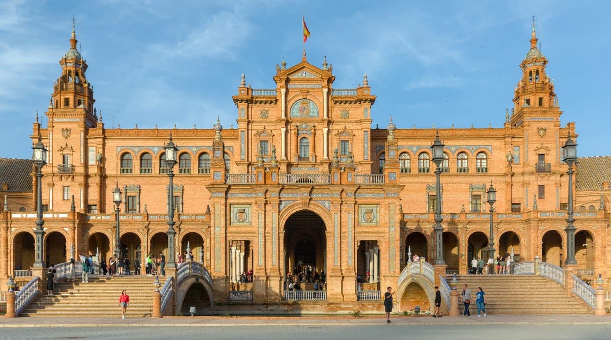 Clădirea centrală din Plaza de España, spre seară.