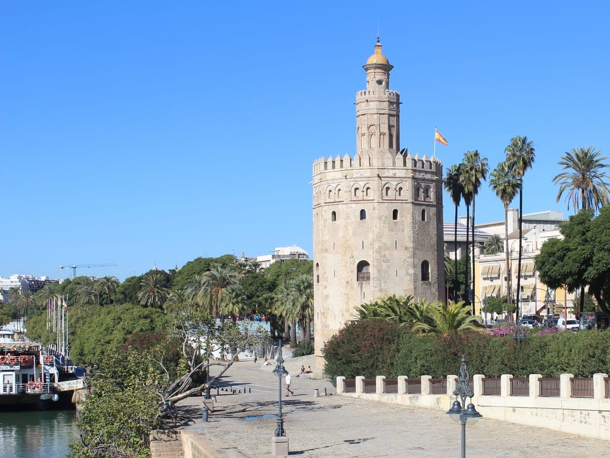 Torre del Oro pe malul râului Guadalquivir.