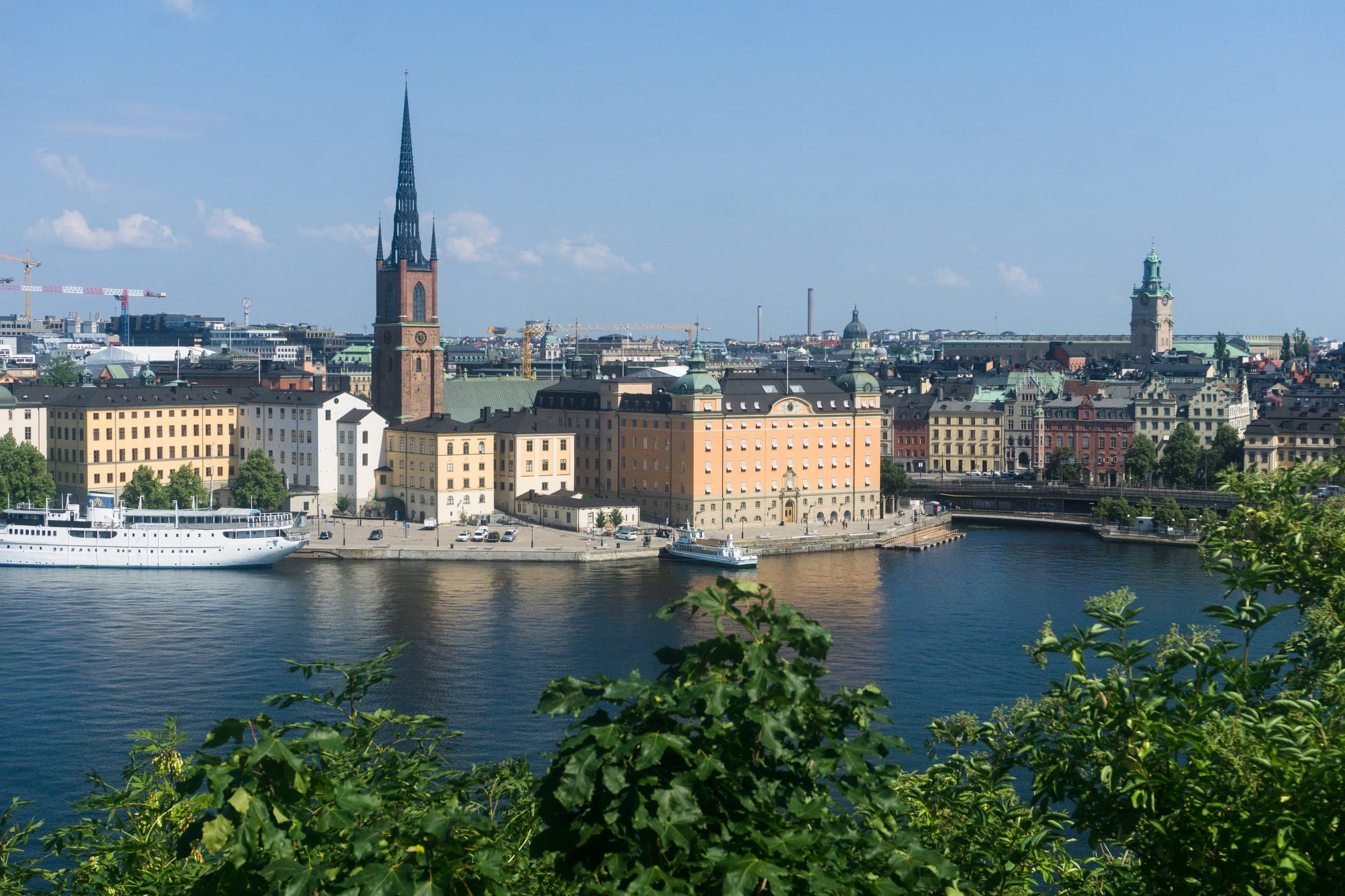 Insula Riddarholmen din Stockholm, cu turla bisericii, văzută peste apă de pe Södermalm.