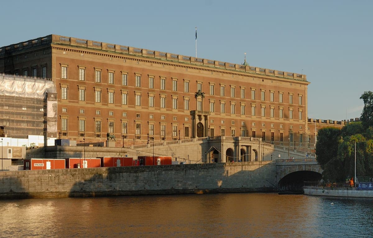 Fațada de nord a Palatului Regal din Stockholm, deasupra apei.