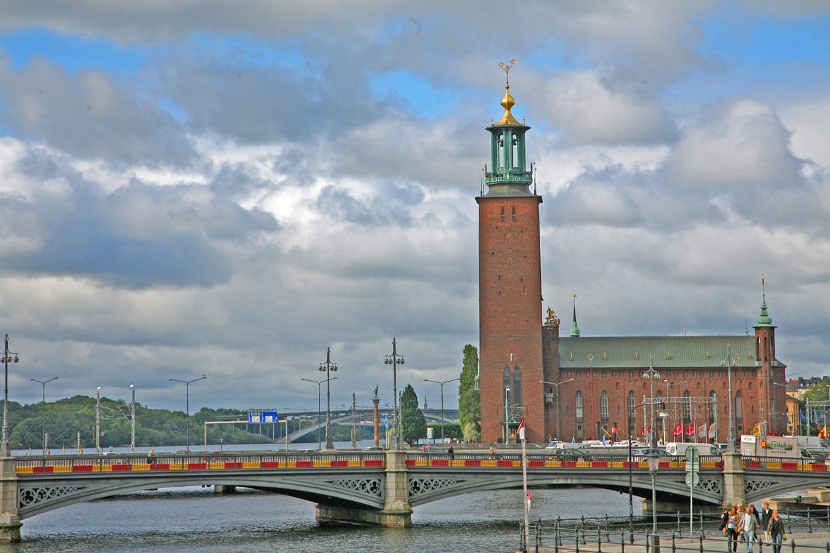 Primăria din Stockholm, cu turnul ei de cărămidă, văzută peste apă.